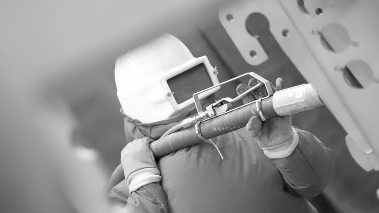 Vasos de pressão para jateamento Metalcym Operador com equipamento de proteção realizando jateamento manual a ar comprimido com sistema Metalcym
