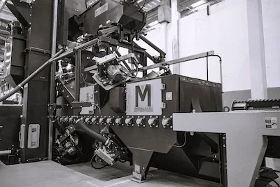 Granalhadora de perfis METALCYM EST-10X05 8TR Jateadora METALCYM EST-10X05 com 8 turbinas de jateamento de 15 HP