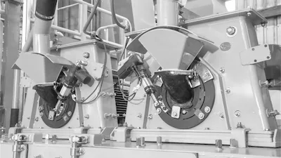Turbinas de jateamento CYM — peças originais Detalhe duas turbinas de jateamento CYM desmontadas para manutenção mostrando discos impellers e carcaças